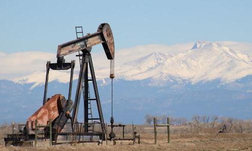科罗拉多州的一个石油井架